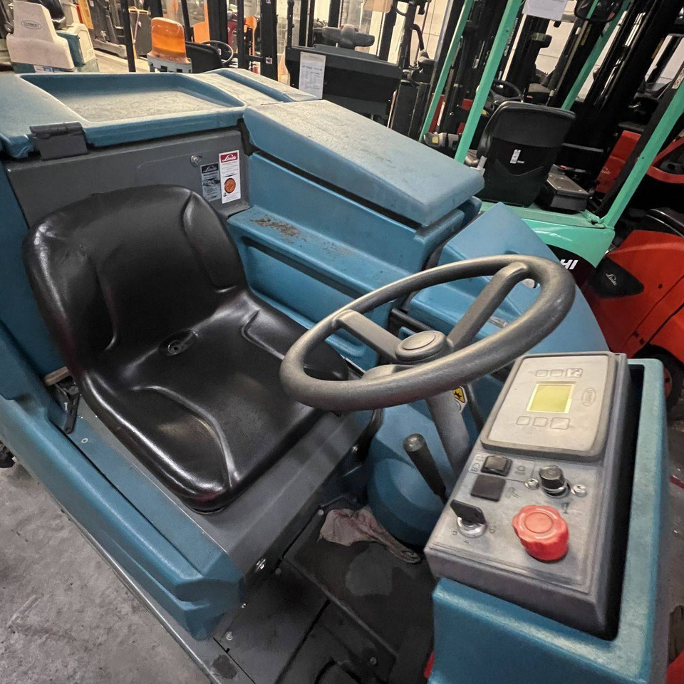 Tennant 7300 Fast - ماكينة فرك وتجفيف: صور 5 Tennant 7300 Fast - ماكينة فرك وتجفيف: صور 5