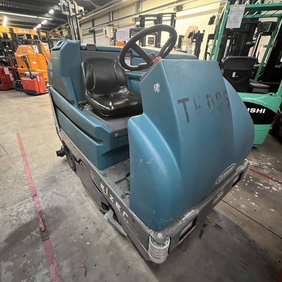 Tennant 7300 Fast - ماكينة فرك وتجفيف: صور 3 Tennant 7300 Fast - ماكينة فرك وتجفيف: صور 3