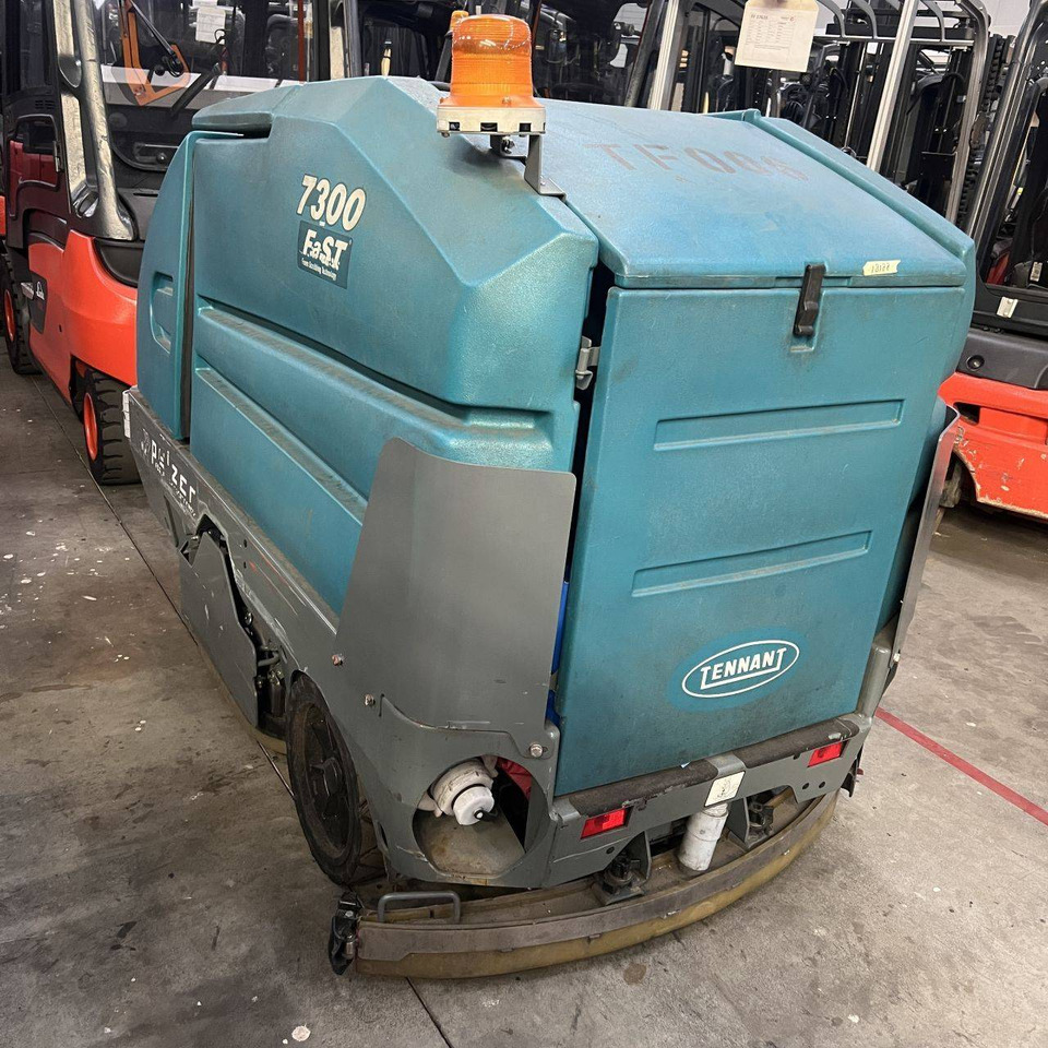 Tennant 7300 Fast - ماكينة فرك وتجفيف: صور 1 Tennant 7300 Fast - ماكينة فرك وتجفيف: صور 1