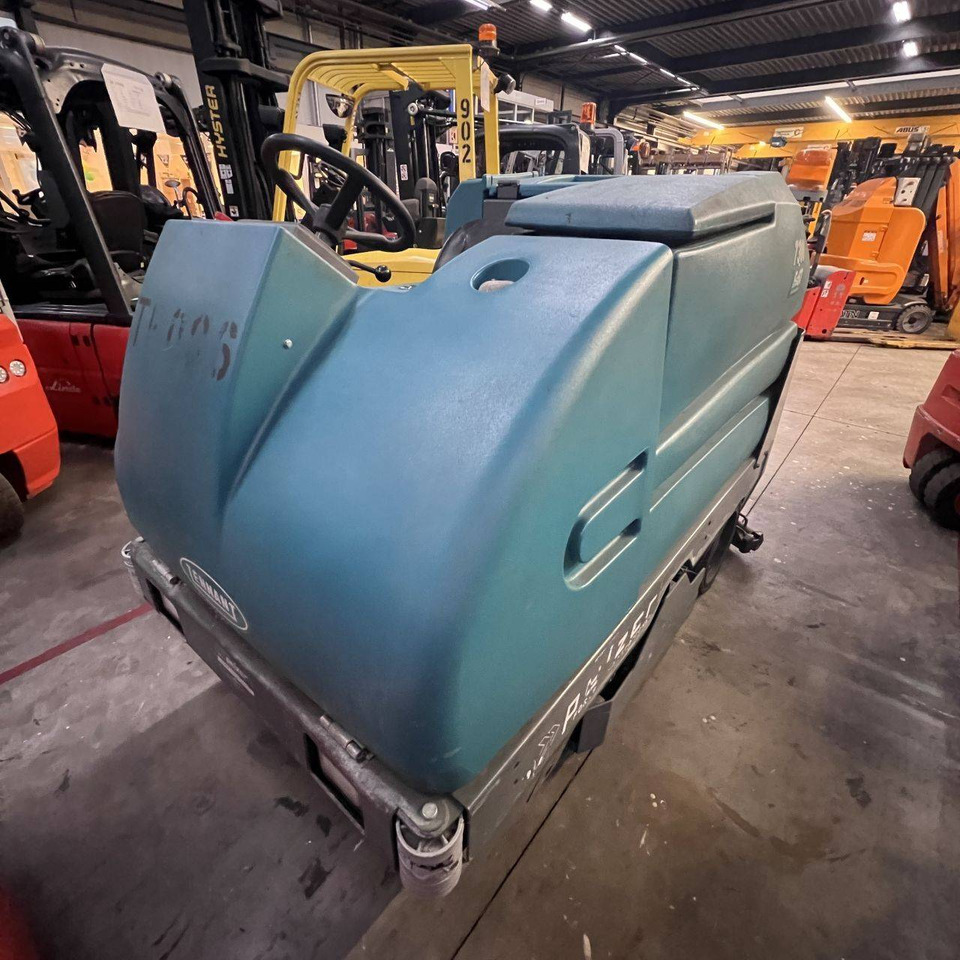 Tennant 7300 Fast - ماكينة فرك وتجفيف: صور 4 Tennant 7300 Fast - ماكينة فرك وتجفيف: صور 4