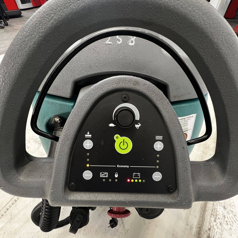 Tennant T5 - ماكينة فرك وتجفيف: صور 5 Tennant T5 - ماكينة فرك وتجفيف: صور 5