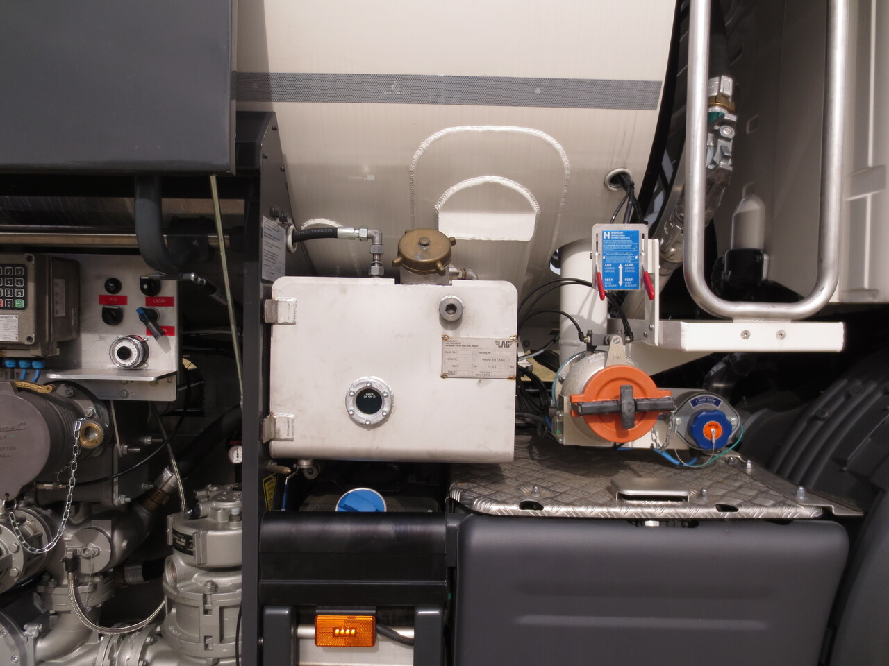 SCANIA G370 - شاحنة صهريج: صور 2 SCANIA G370 - شاحنة صهريج: صور 2