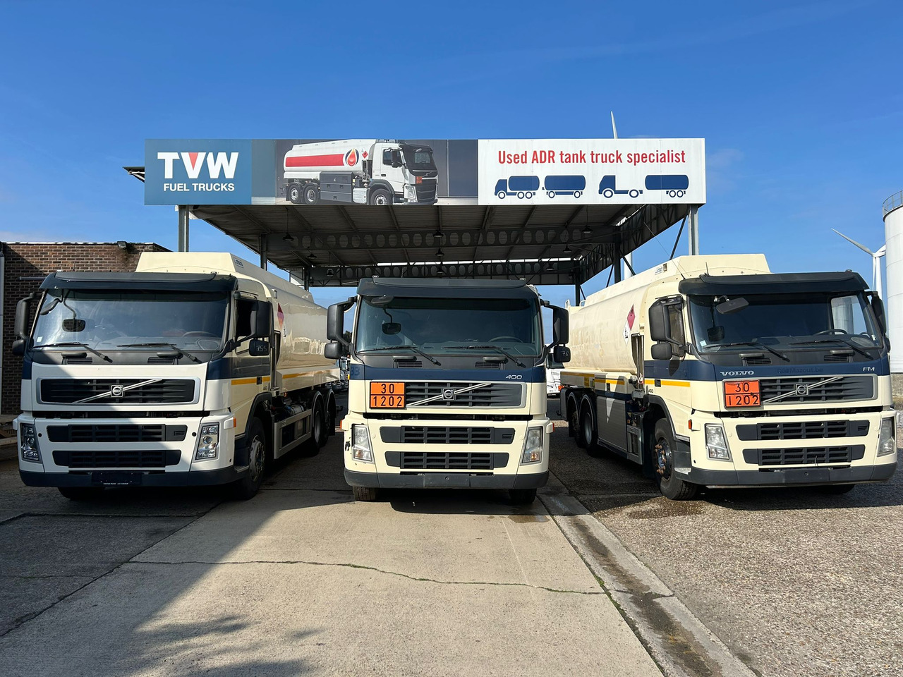 VOLVO FM (lot of 3) - شاحنة صهريج: صور 2 VOLVO FM (lot of 3) - شاحنة صهريج: صور 2