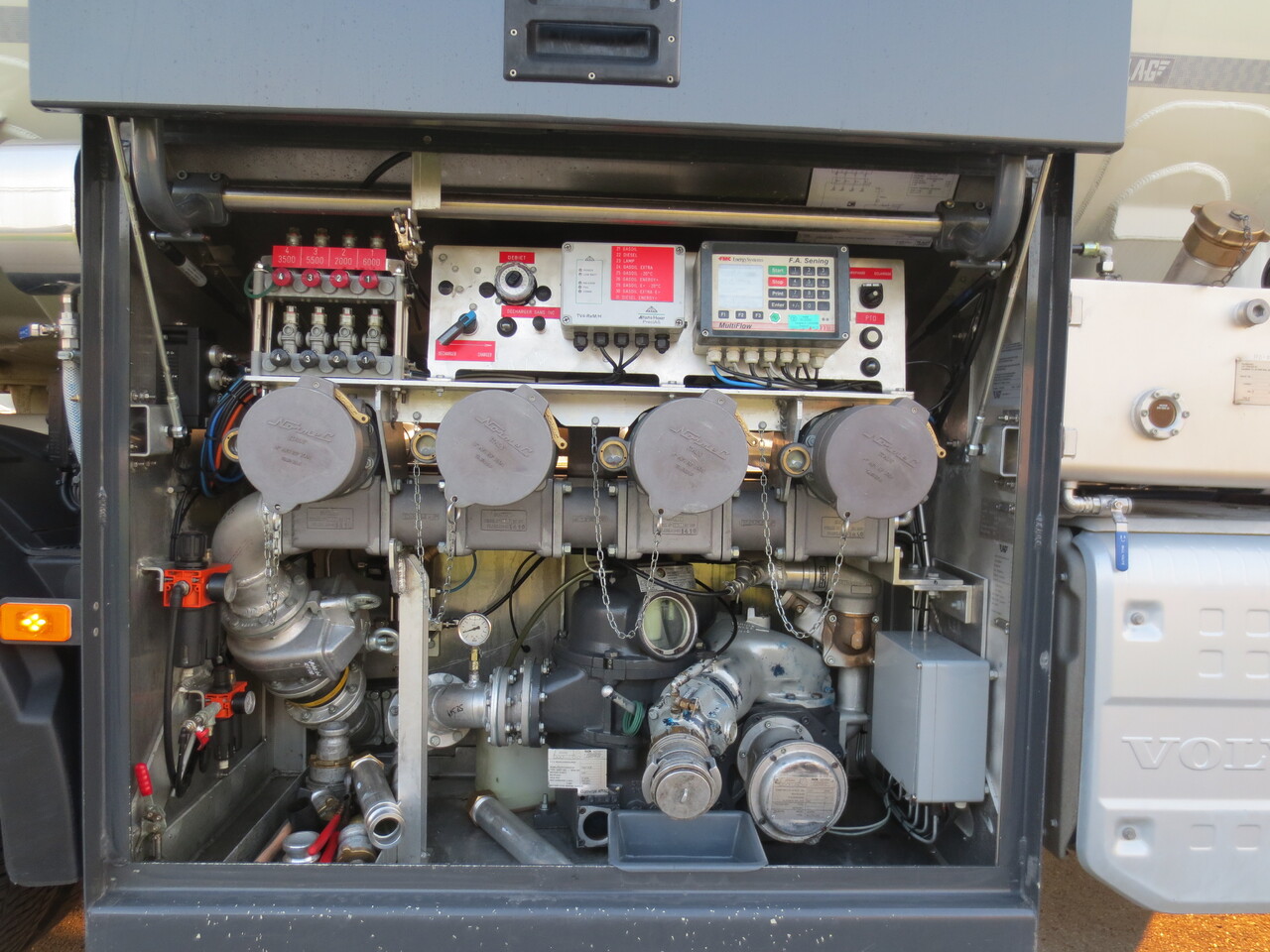Volvo FM - شاحنة صهريج: صور 5 Volvo FM - شاحنة صهريج: صور 5
