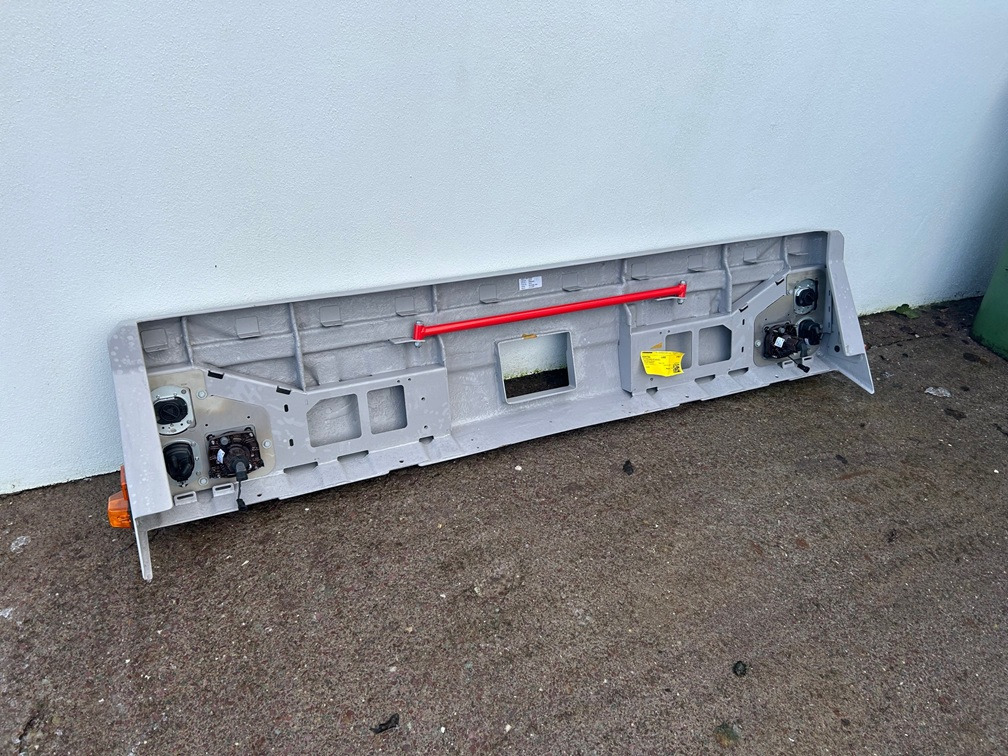 LIEBHERR Front Bumper Part Number 96001000 - رافعة لجميع التضاريس: صور 4 LIEBHERR Front Bumper Part Number 96001000 - رافعة لجميع التضاريس: صور 4