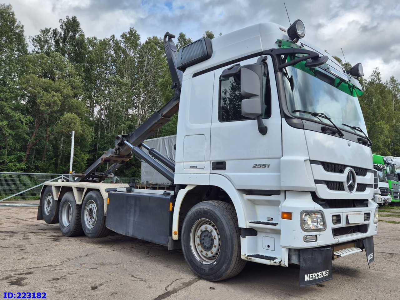 MERCEDES-BENZ Actros 2551 8x2 V8 Retarder - شاحنة ذات الخطاف: صور 4 MERCEDES-BENZ Actros 2551 8x2 V8 Retarder - شاحنة ذات الخطاف: صور 4