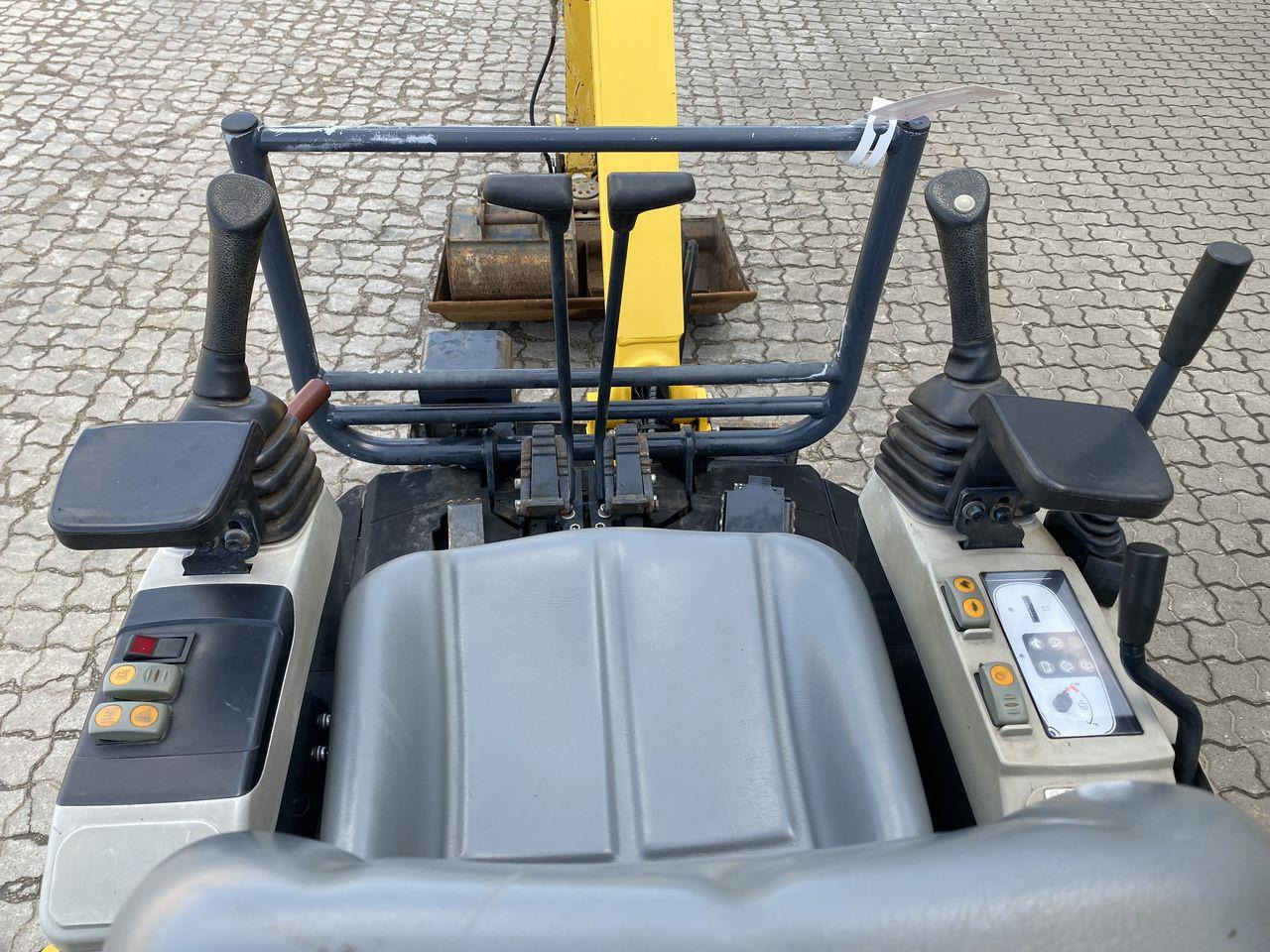 Komatsu PC16R-3HS CANOPY - حفارة مصغرة: صور 3 Komatsu PC16R-3HS CANOPY - حفارة مصغرة: صور 3