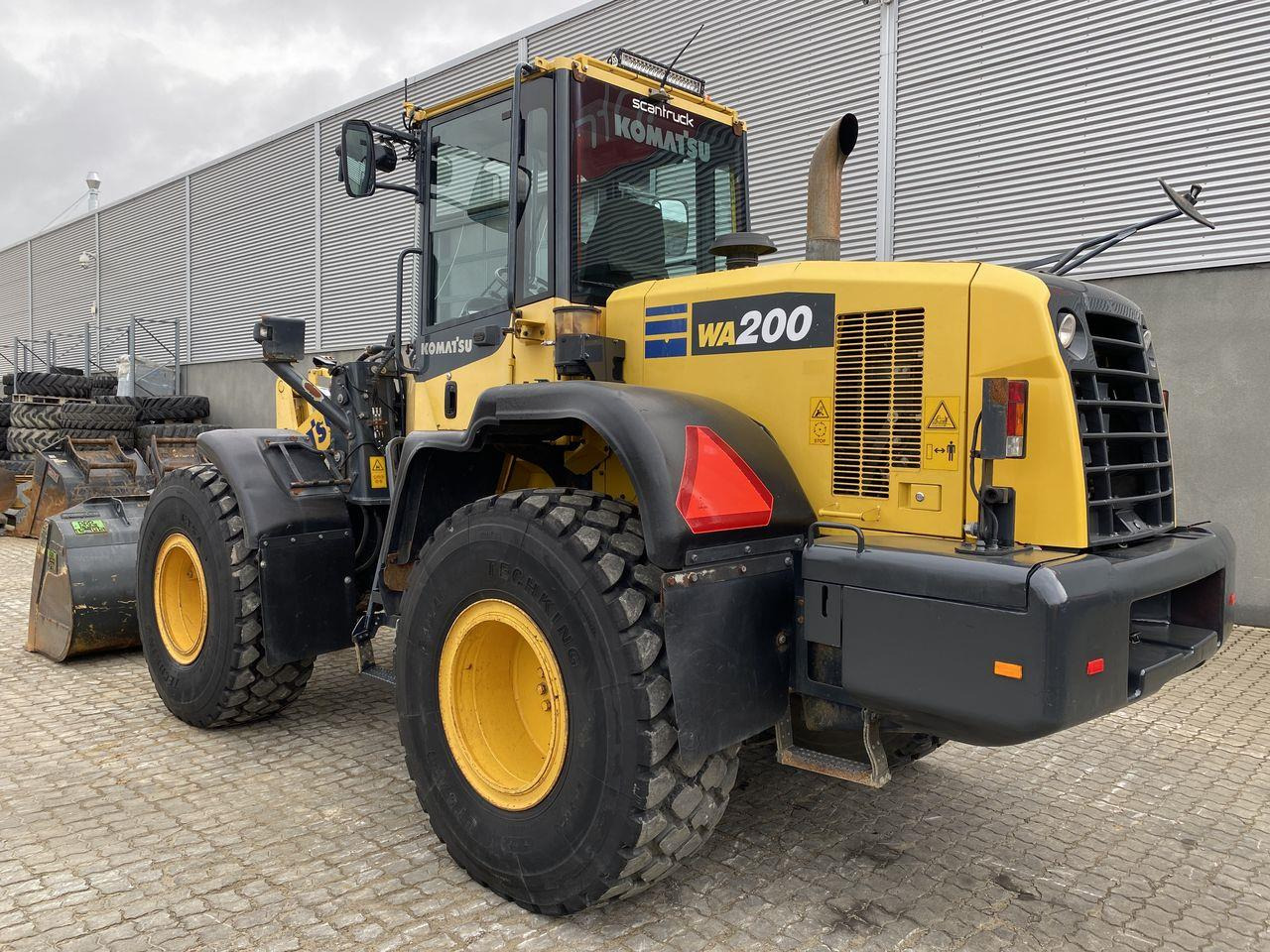 Komatsu WA200-7 - اللودر بعجل: صور 2 Komatsu WA200-7 - اللودر بعجل: صور 2