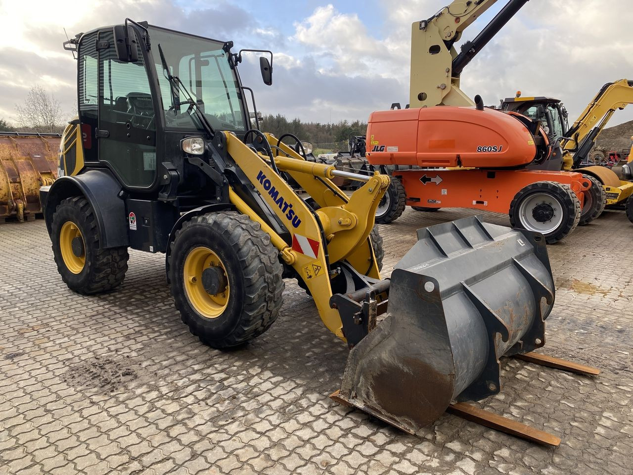 Komatsu WA80M-8EO - لودر مفصلي صغير: صور 5 Komatsu WA80M-8EO - لودر مفصلي صغير: صور 5