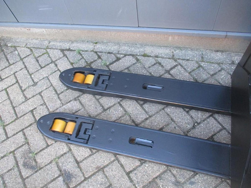 Toyota LPE 200 - معدات الرفع منخفض المستوى: صور 5 Toyota LPE 200 - معدات الرفع منخفض المستوى: صور 5