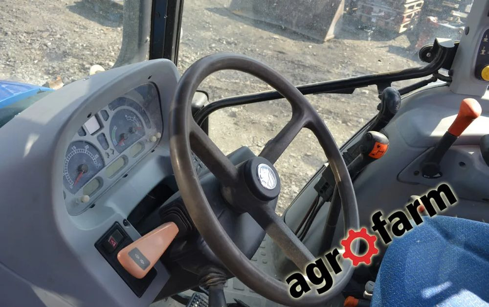 New Holland T5050 skrzynia silnik most obudowa piasta blok zawór - علبة التروس - الآلات والماكينات الزراعية: صور 4 New Holland T5050 skrzynia silnik most obudowa piasta blok zawór - علبة التروس - الآلات والماكينات الزراعية: صور 4