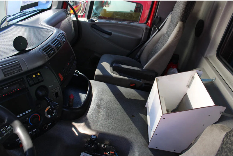 Interior photo 1: قلابات Ginaf X 4446 TS + EURO 5 + TIPPER + 8X8