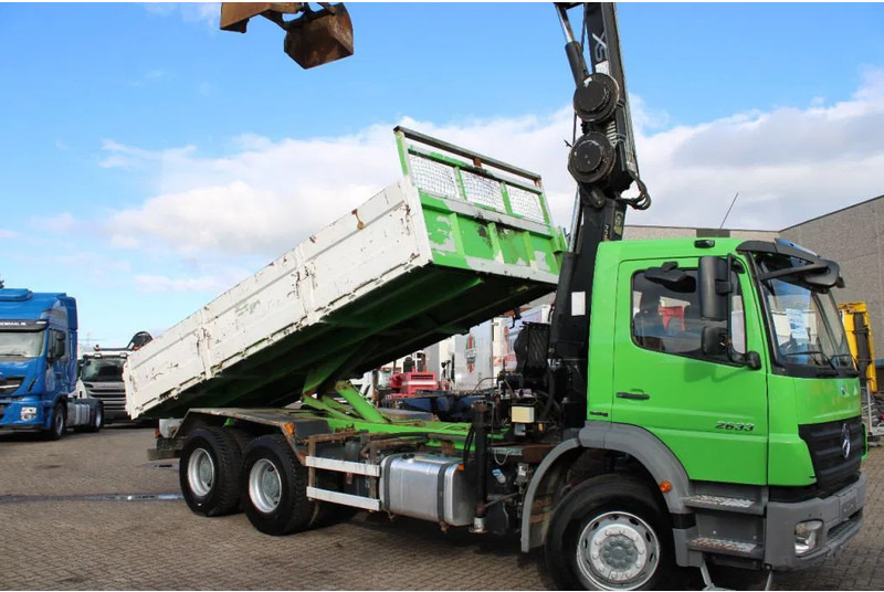 Mercedes-Benz Axor 2633 + TIPPER + HIAB 144 + REMOTE + MANUAL + 6x4 - قلابات, شاحنة كرين: صور 3 Mercedes-Benz Axor 2633 + TIPPER + HIAB 144 + REMOTE + MANUAL + 6x4 - قلابات, شاحنة كرين: صور 3