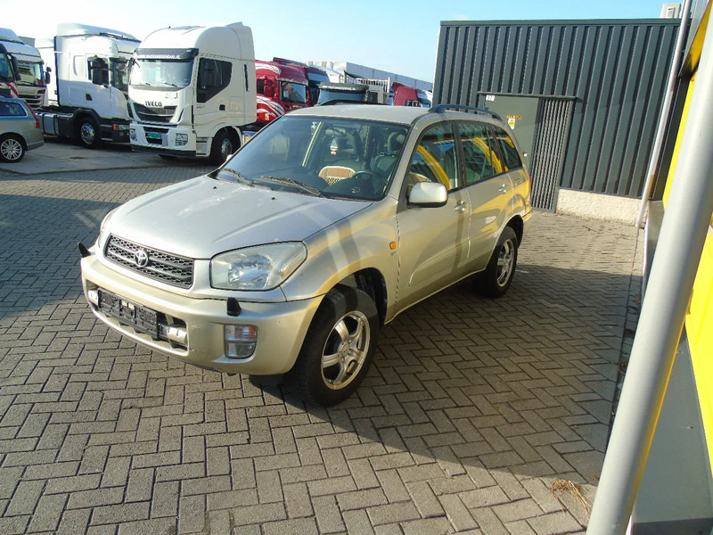 Toyota RAV4 + 4X4 + AUTOMAT + PETROL - سيارة دفع رباعي: صور 2 Toyota RAV4 + 4X4 + AUTOMAT + PETROL - سيارة دفع رباعي: صور 2