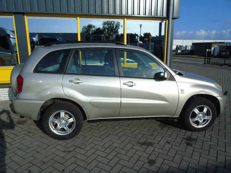 Toyota RAV4 + 4X4 + AUTOMAT + PETROL - سيارة دفع رباعي: صور 3 Toyota RAV4 + 4X4 + AUTOMAT + PETROL - سيارة دفع رباعي: صور 3
