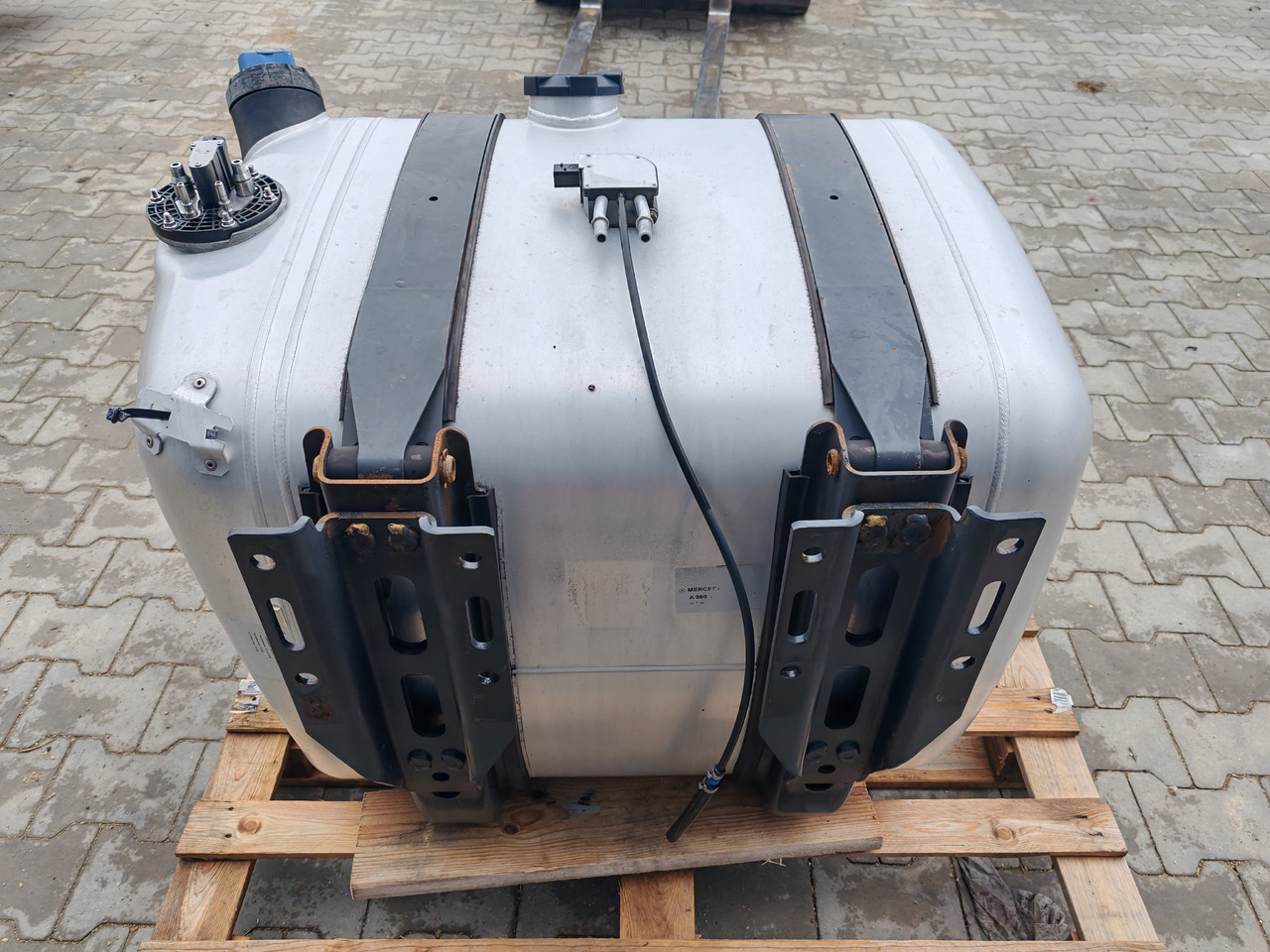 MERCEDES-BENZ ACTROS MP4 / FUEL & ADBLUE TANK / 300L - خزان وقود: صور 5 MERCEDES-BENZ ACTROS MP4 / FUEL & ADBLUE TANK / 300L - خزان وقود: صور 5