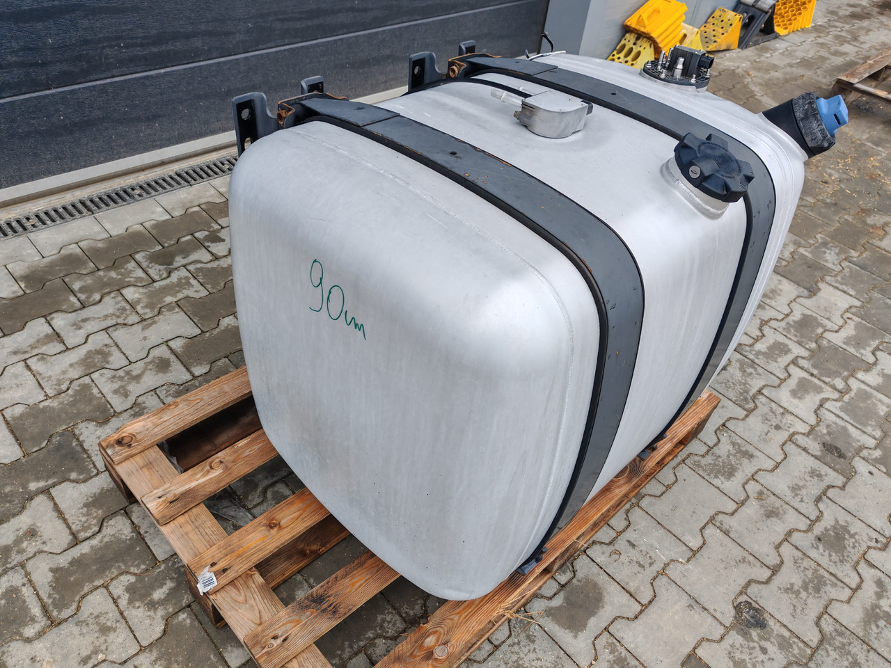 MERCEDES-BENZ ACTROS MP4 / FUEL & ADBLUE TANK / 300L - خزان وقود: صور 3 MERCEDES-BENZ ACTROS MP4 / FUEL & ADBLUE TANK / 300L - خزان وقود: صور 3