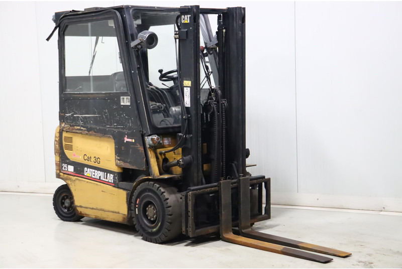 Caterpillar EP25KPAC - رافعة شوكية كهربائية: صور 1 Caterpillar EP25KPAC - رافعة شوكية كهربائية: صور 1