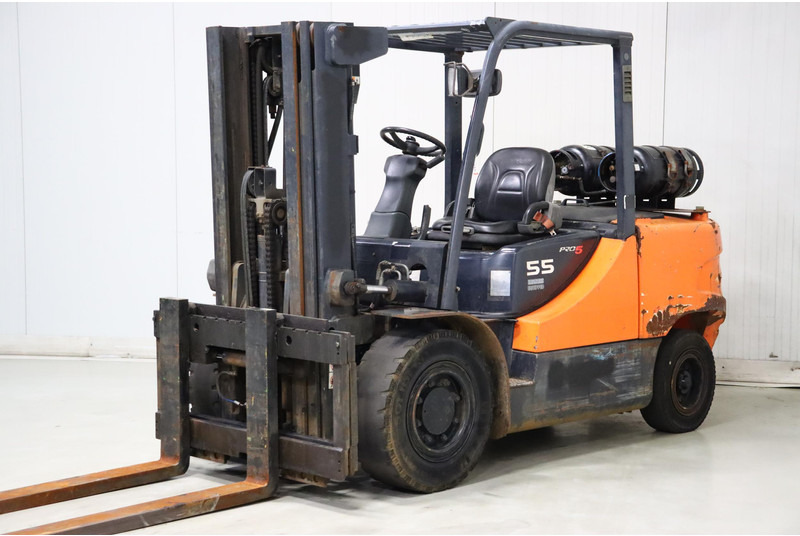 Doosan G55C-5 - رافعة شوكية تعمل بالغاز: صور 4 Doosan G55C-5 - رافعة شوكية تعمل بالغاز: صور 4