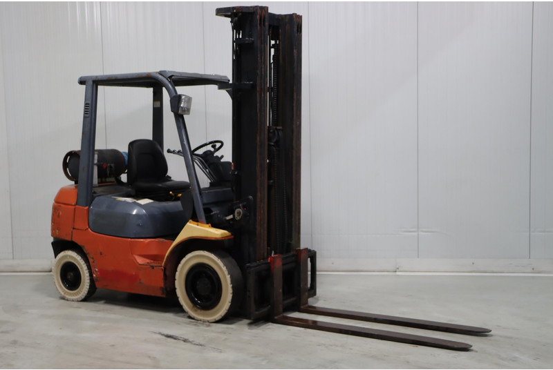 Toyota 42-7FGF25 - رافعة شوكية تعمل بالغاز: صور 1 Toyota 42-7FGF25 - رافعة شوكية تعمل بالغاز: صور 1