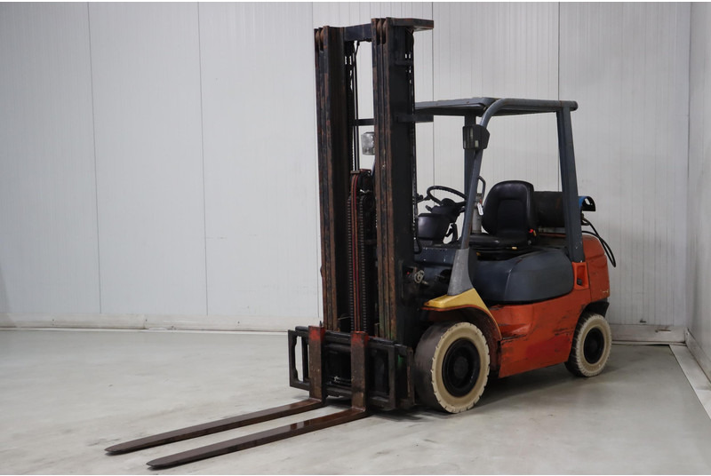 Toyota 42-7FGF25 - رافعة شوكية تعمل بالغاز: صور 3 Toyota 42-7FGF25 - رافعة شوكية تعمل بالغاز: صور 3