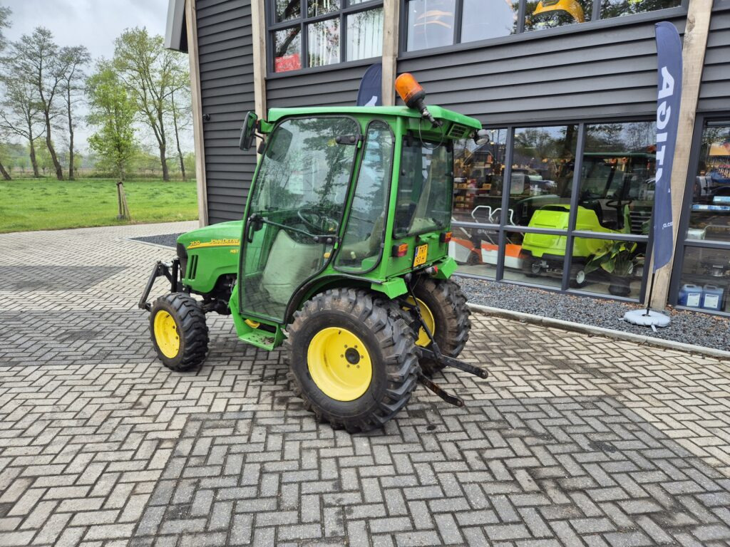 JOHN DEERE 2520 - جرار صغير: صور 3 JOHN DEERE 2520 - جرار صغير: صور 3