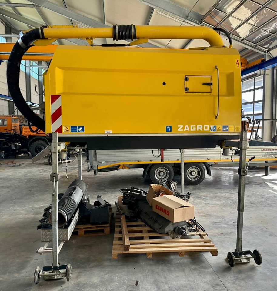 Unimog Aufbaukehrmaschine Trilety SK-370 - سياره كنس شوارع: صور 3 Unimog Aufbaukehrmaschine Trilety SK-370 - سياره كنس شوارع: صور 3