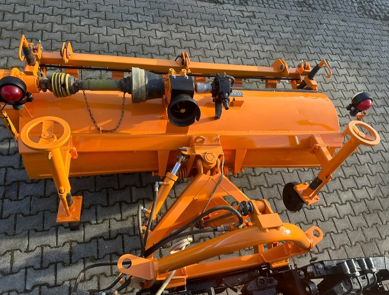 Unimog Frontanbaukehrbesen Schmidt VKS4.2 - مكنسة: صور 4 Unimog Frontanbaukehrbesen Schmidt VKS4.2 - مكنسة: صور 4