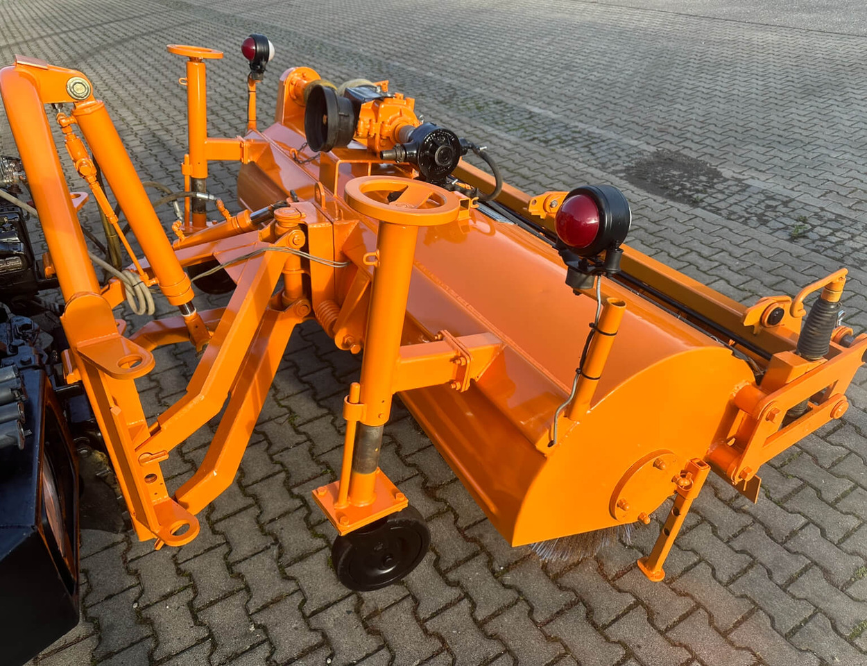 Unimog Frontanbaukehrbesen Schmidt VKS4.2 - مكنسة: صور 3 Unimog Frontanbaukehrbesen Schmidt VKS4.2 - مكنسة: صور 3
