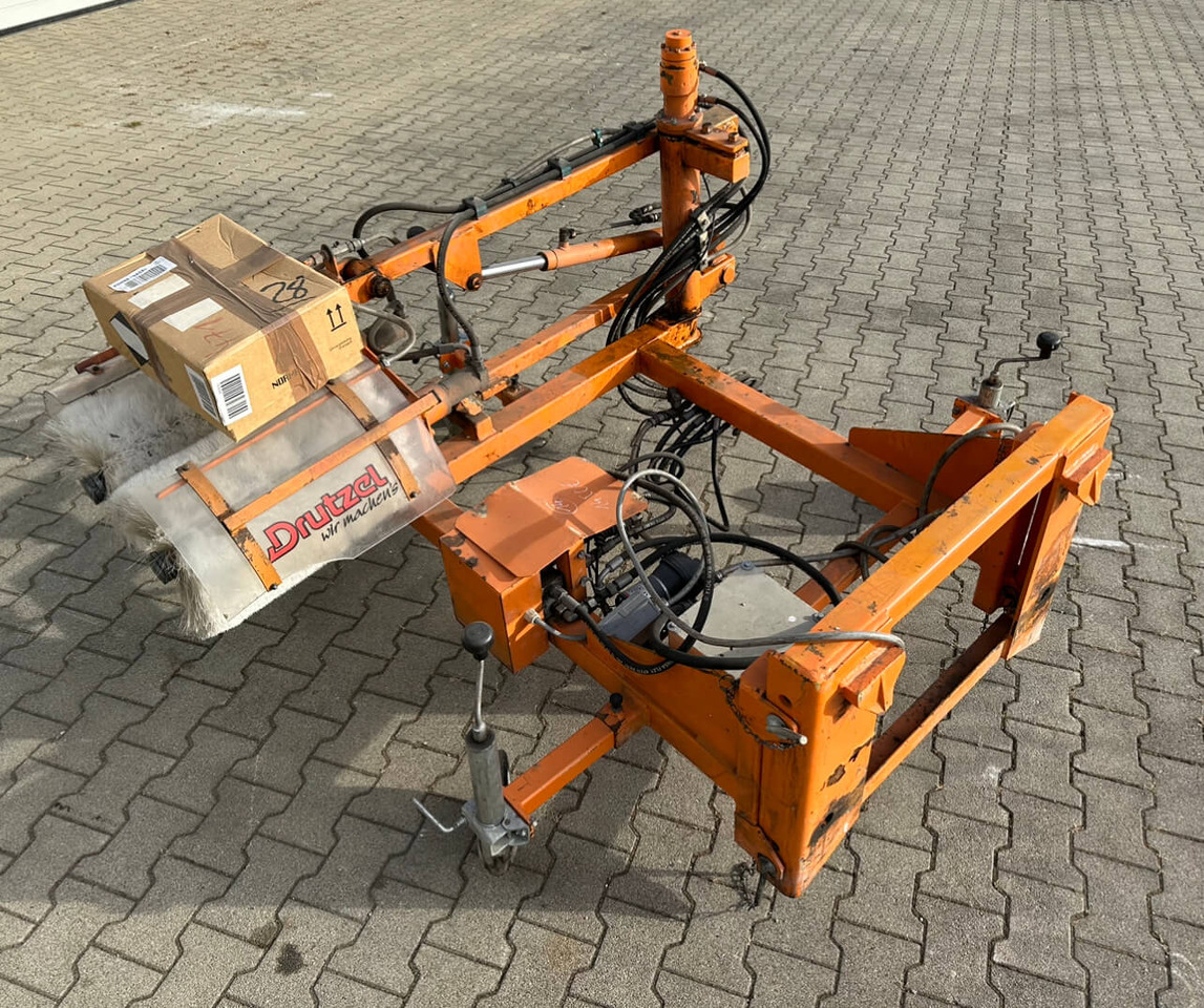 Unimog Leitpfostenwaschgerät  Drutzel LWG-U-300 - مكنسة: صور 1 Unimog Leitpfostenwaschgerät  Drutzel LWG-U-300 - مكنسة: صور 1