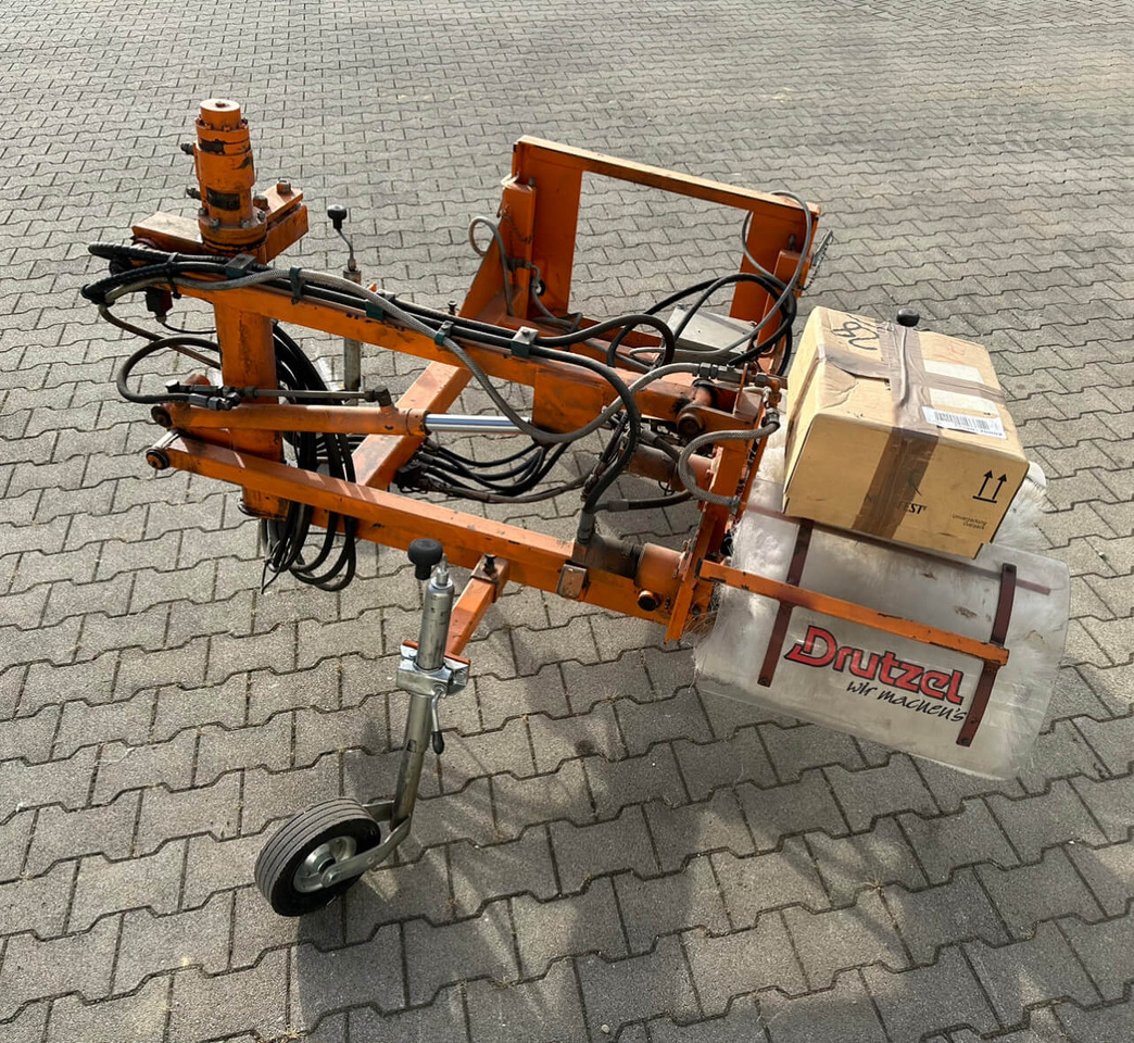 Unimog Leitpfostenwaschgerät  Drutzel LWG-U-300 - مكنسة: صور 4 Unimog Leitpfostenwaschgerät  Drutzel LWG-U-300 - مكنسة: صور 4