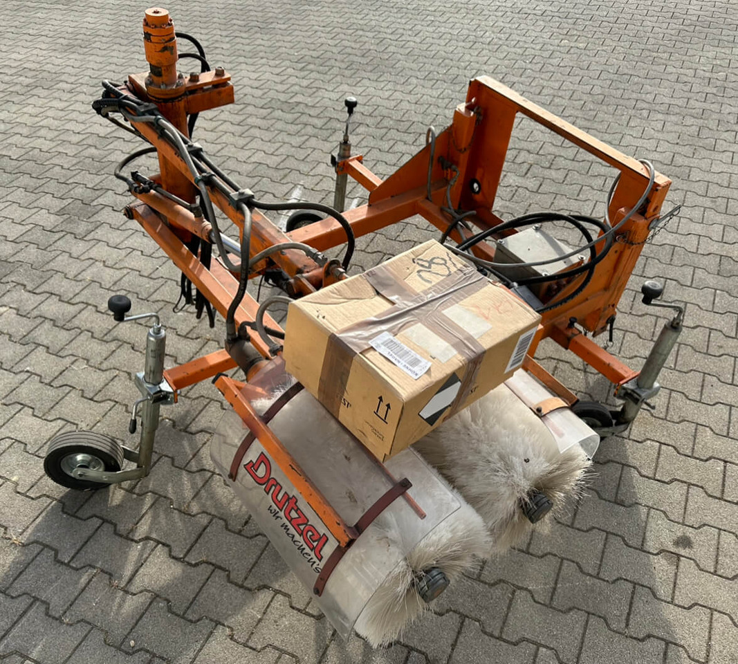 Unimog Leitpfostenwaschgerät Drutzel LWG-U-300 - مكنسة: صور 3 Unimog Leitpfostenwaschgerät Drutzel LWG-U-300 - مكنسة: صور 3