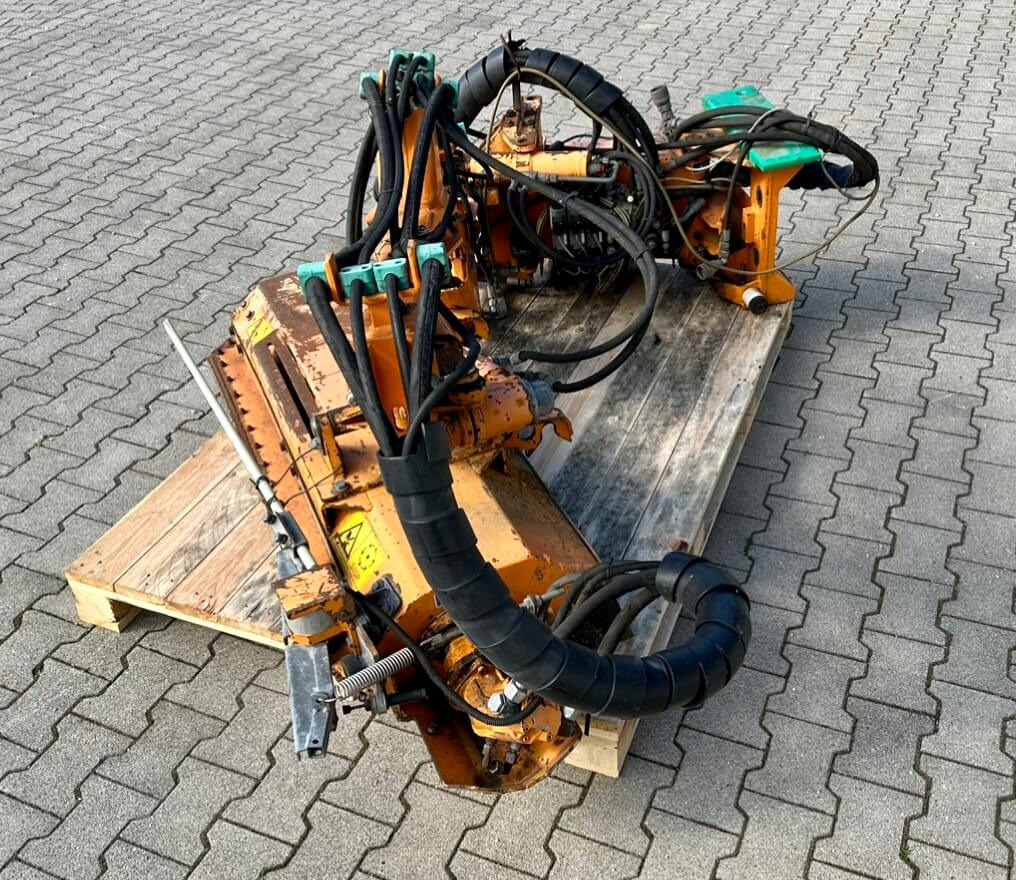 Unimog Randstreifenmulcher Mulag MRK 300 - جزازة حافة: صور 3 Unimog Randstreifenmulcher Mulag MRK 300 - جزازة حافة: صور 3