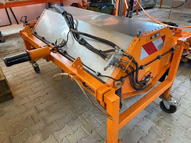 Unimog Tunnelwaschbürste Dücker TWA18/1 - مكنسة: صور 1 Unimog Tunnelwaschbürste Dücker TWA18/1 - مكنسة: صور 1