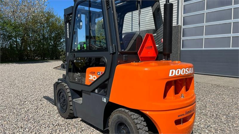 Doosan D30 G med kabine og KUN 57 TIMER FRA NY, MED TIME  - رافعة شوكية ديزل: صور 3 Doosan D30 G med kabine og KUN 57 TIMER FRA NY, MED TIME  - رافعة شوكية ديزل: صور 3