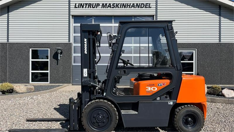 Doosan D30 G med kabine og KUN 57 TIMER FRA NY, MED TIME  - رافعة شوكية ديزل: صور 1 Doosan D30 G med kabine og KUN 57 TIMER FRA NY, MED TIME  - رافعة شوكية ديزل: صور 1