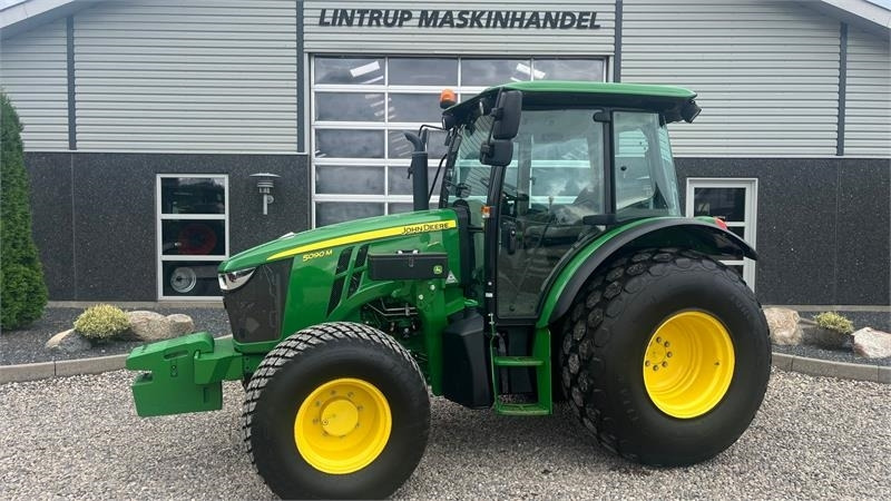 John Deere 5090 M Med græsdæk - جرار: صور 1 John Deere 5090 M Med græsdæk - جرار: صور 1