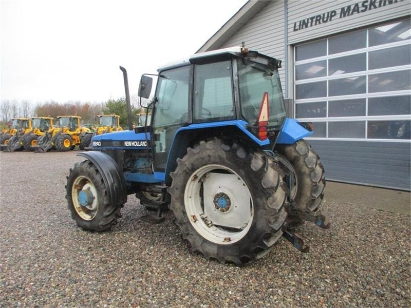 New Holland 8240 SLE Med frontlift og frontPTO - جرار: صور 3 New Holland 8240 SLE Med frontlift og frontPTO - جرار: صور 3