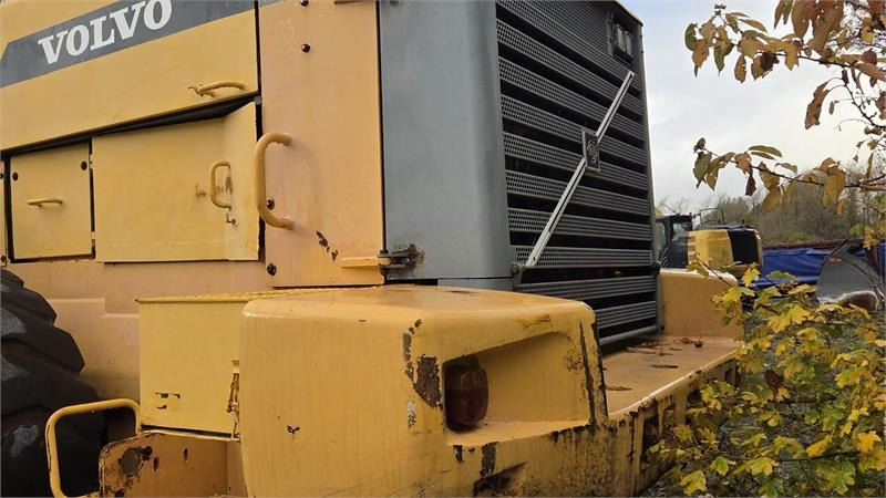 Volvo 330D med skovl  - اللودر بعجل: صور 4 Volvo 330D med skovl  - اللودر بعجل: صور 4