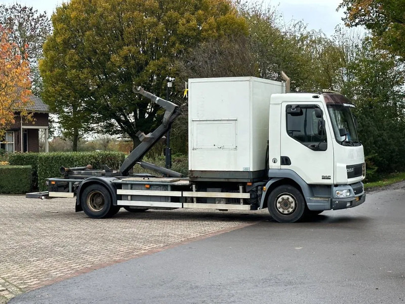 DAF LF 45 180!! HAAKARM/CONTAINER!!MOBILE WORKSHOP!! - شاحنة ذات الخطاف: صور 2 DAF LF 45 180!! HAAKARM/CONTAINER!!MOBILE WORKSHOP!! - شاحنة ذات الخطاف: صور 2