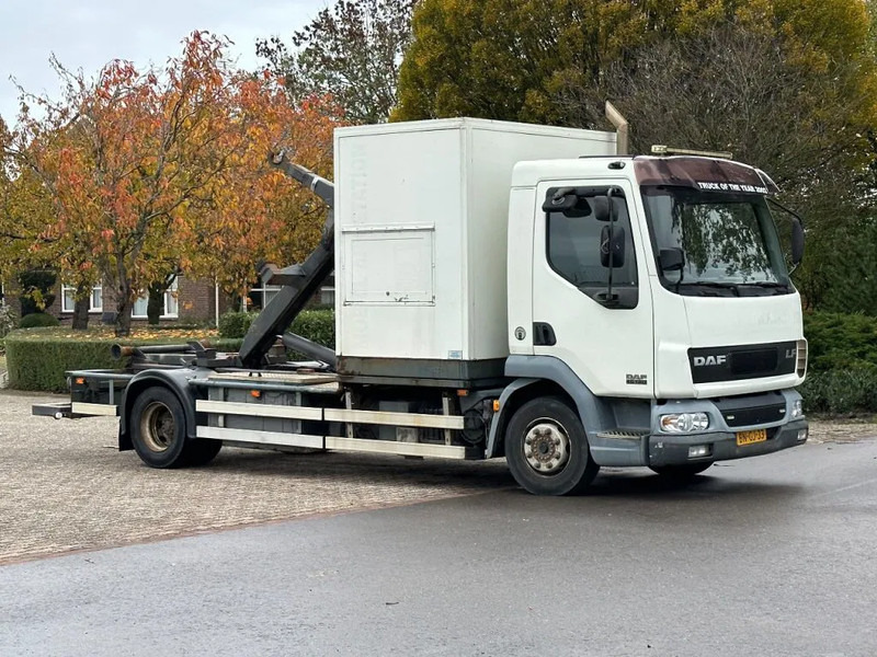 DAF LF 45 180!! HAAKARM/CONTAINER!!MOBILE WORKSHOP!! - شاحنة ذات الخطاف: صور 1 DAF LF 45 180!! HAAKARM/CONTAINER!!MOBILE WORKSHOP!! - شاحنة ذات الخطاف: صور 1