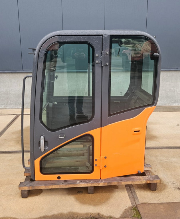 Doosan 220101-00070 - 220101-00074 - الكبائن - آلات البناء: صور 1 Doosan 220101-00070 - 220101-00074 - الكبائن - آلات البناء: صور 1