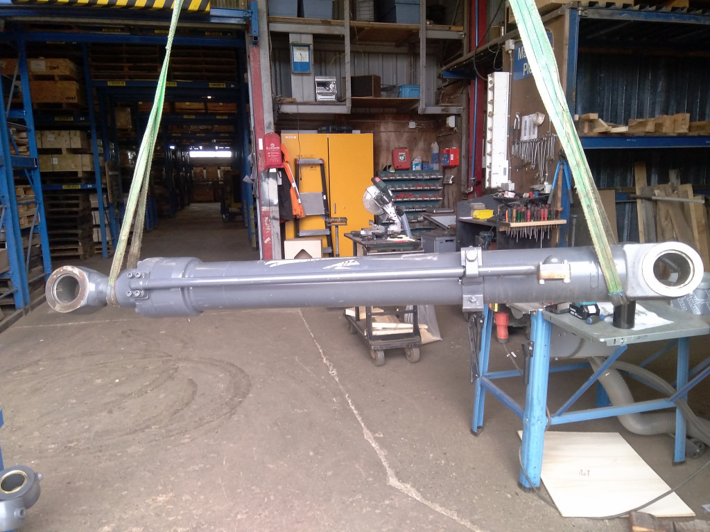 Doosan 400310-00996 - 400310-00309B - الاسطوانة الهيدروليكية - آلات البناء: صور 1 Doosan 400310-00996 - 400310-00309B - الاسطوانة الهيدروليكية - آلات البناء: صور 1