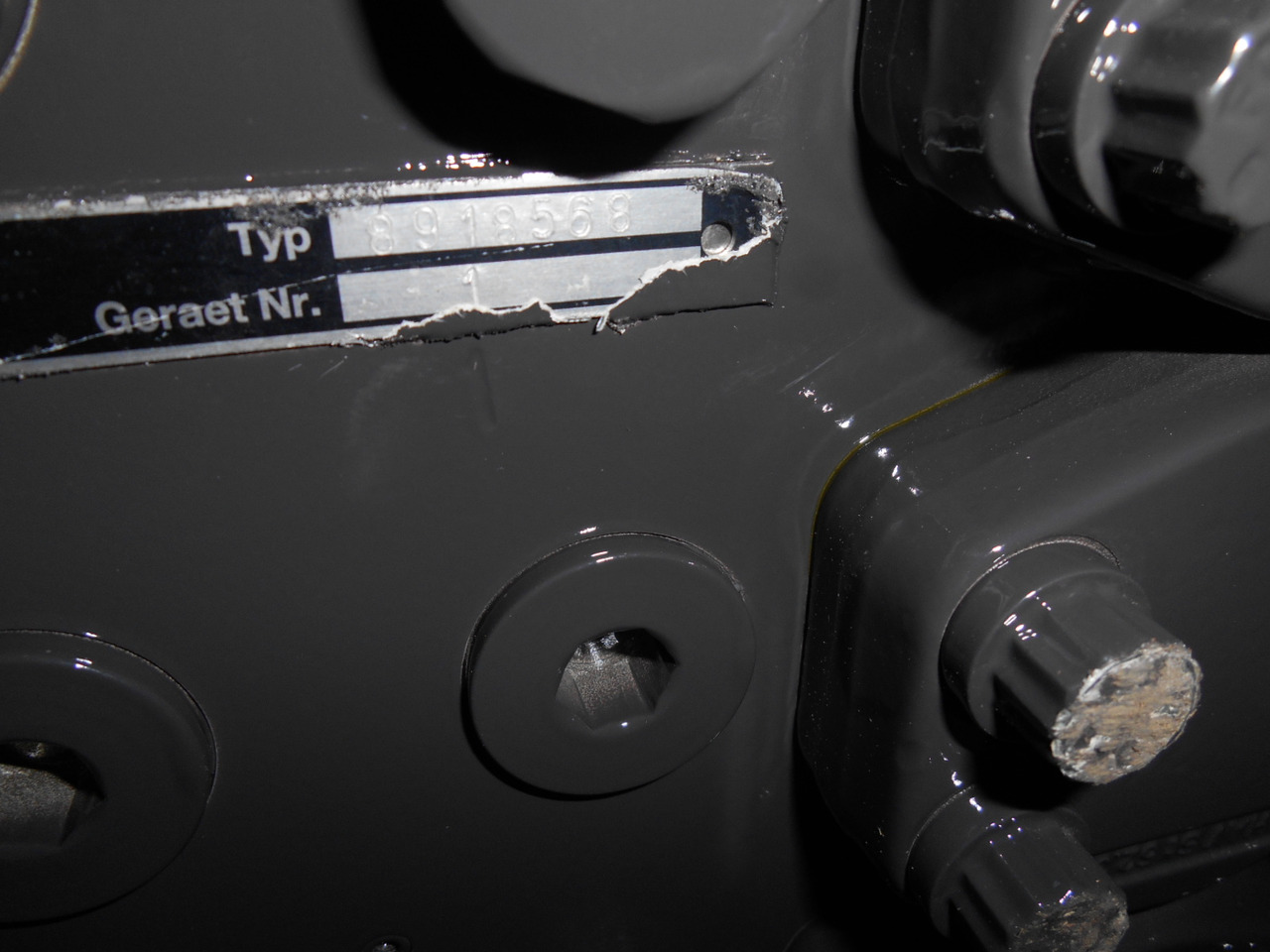 New Holland 8918568 - صمامات هيدروليكية - آلات البناء: صور 3 New Holland 8918568 - صمامات هيدروليكية - آلات البناء: صور 3