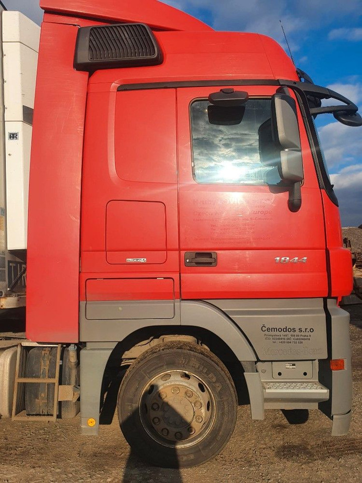 Mercedes-Benz Actros 1844 - شاحنة جرار: صور 3 Mercedes-Benz Actros 1844 - شاحنة جرار: صور 3
