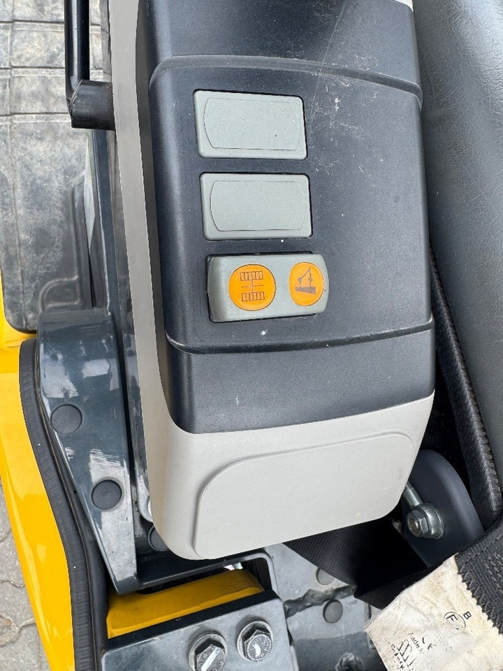 Komatsu PC 16 R-3HS - حفارة مصغرة: صور 5 Komatsu PC 16 R-3HS - حفارة مصغرة: صور 5