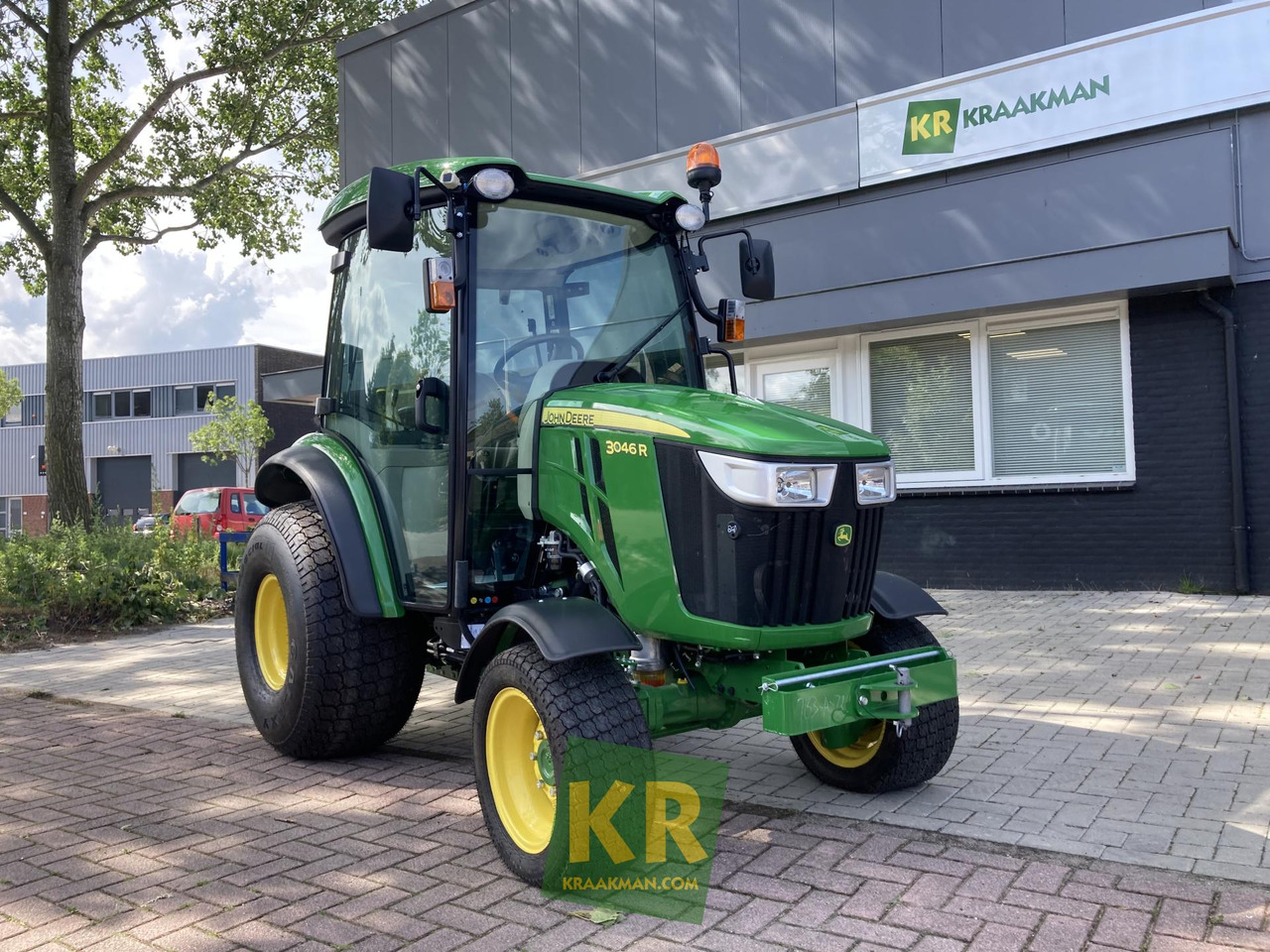 John Deere 3046R - جرار صغير: صور 1 John Deere 3046R - جرار صغير: صور 1