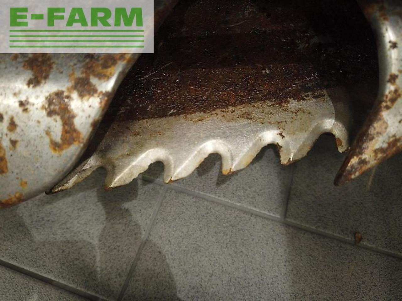 معدات حصادة الأعلاف CLAAS orbis 900: صور 15