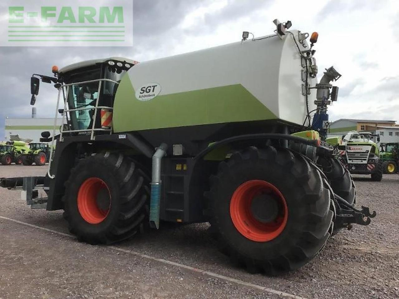 آلة الرش ذاتية الحركة CLAAS xerion 3800 saddle trac: صور 6