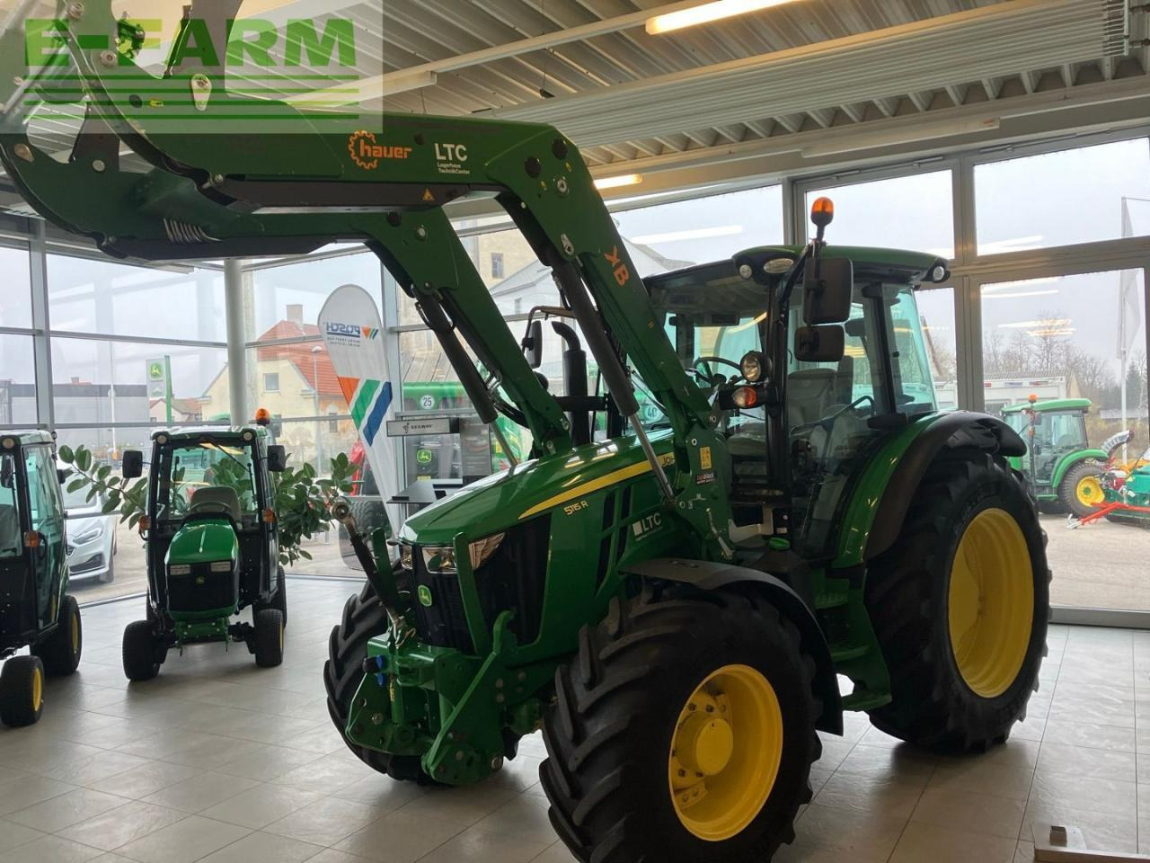 John Deere 5115R - جرار: صور 1 John Deere 5115R - جرار: صور 1